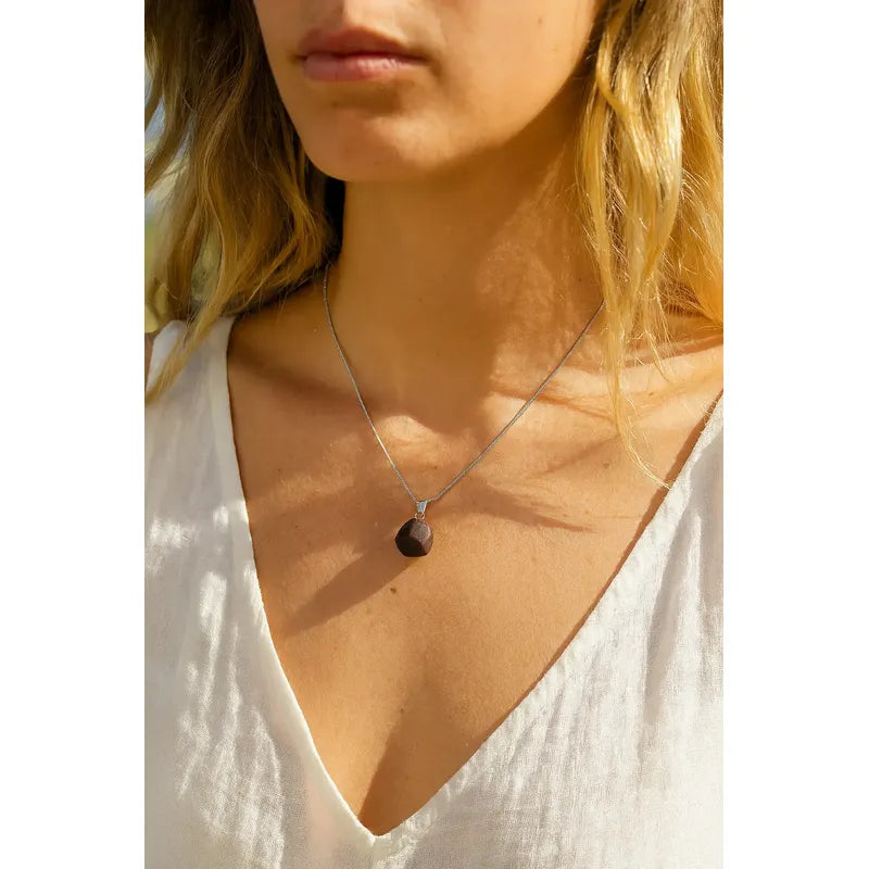 Collar Mini Facetado De Granate Y Cadena De Acero Granate Facetado Mini 1 Cm.