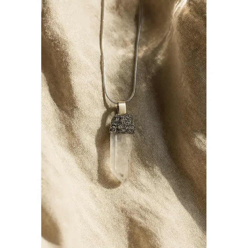 Collar Punta De Cuarzo Cristal En Bruto Con Pirita Cuarzo Metalizado De 4 A 4.5 Cm.